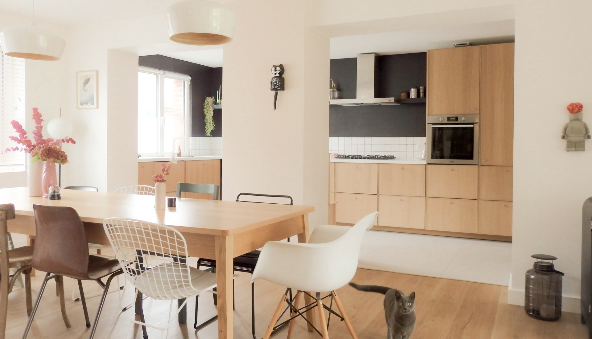 Aménagement intérieur sur mesure avec bibliothèque intégrée bleu pastel et bois, bureau suspendu et mezzanine dans un appartement moderne à Lille