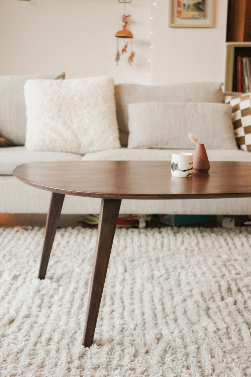 Détail de la cuisine, zoom sur les poignées et les façades de meuble bleu