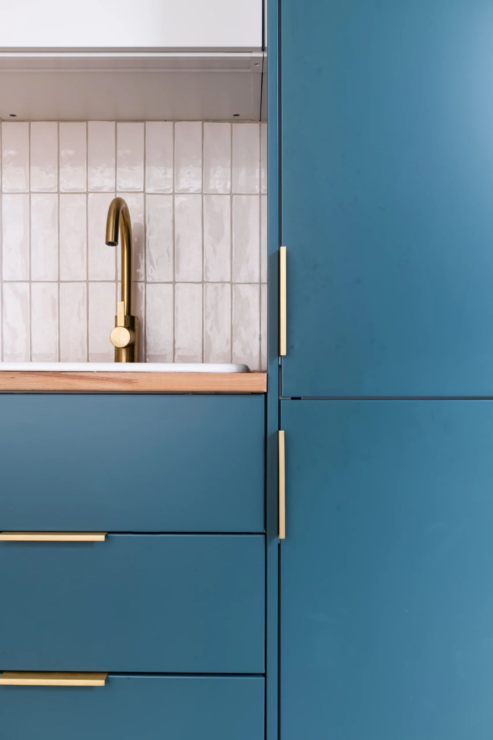 Détail de la cuisine, zoom sur les poignées et les façades de meuble bleu
