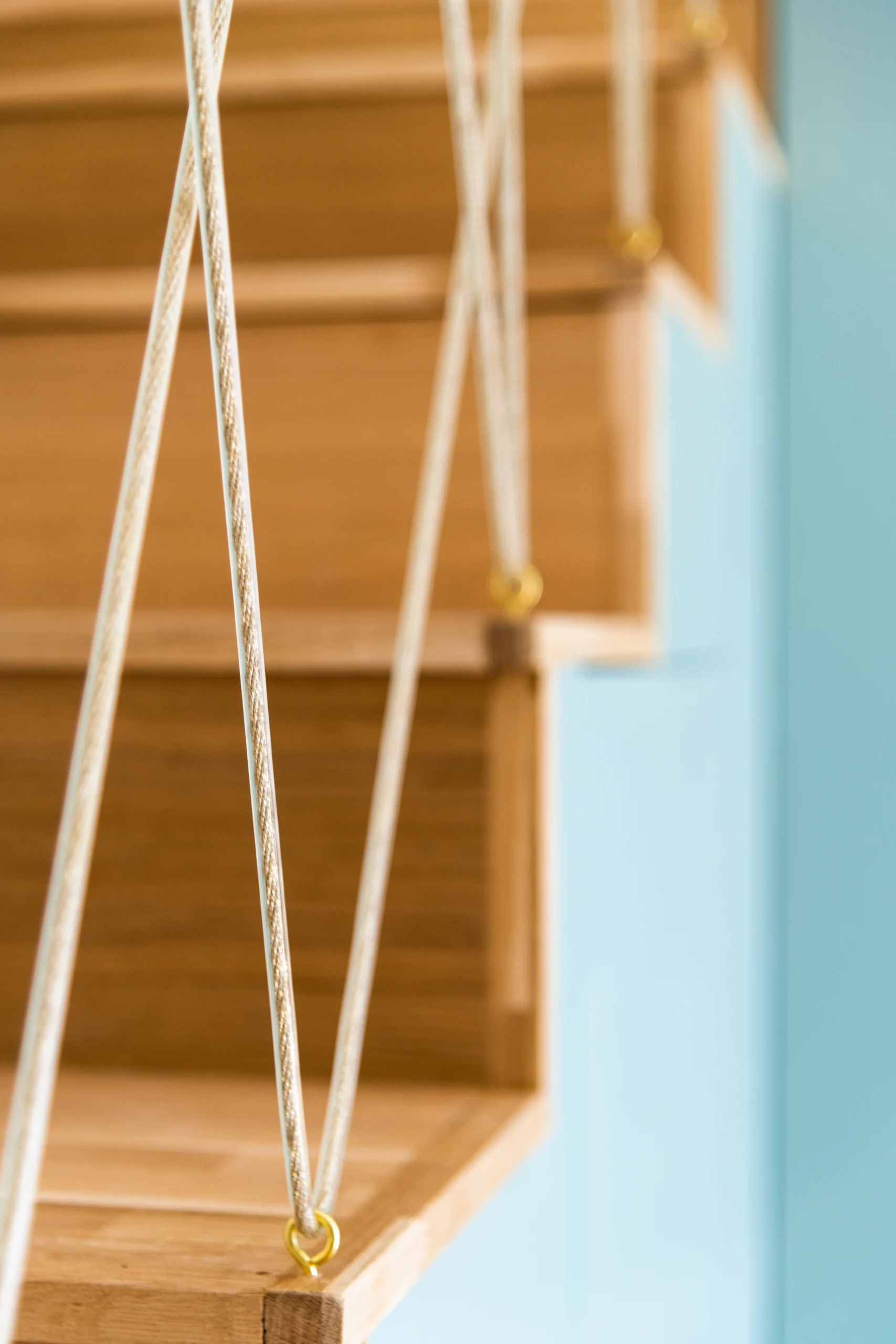 Détail du garde corps de l'escalier, en cordage croisé