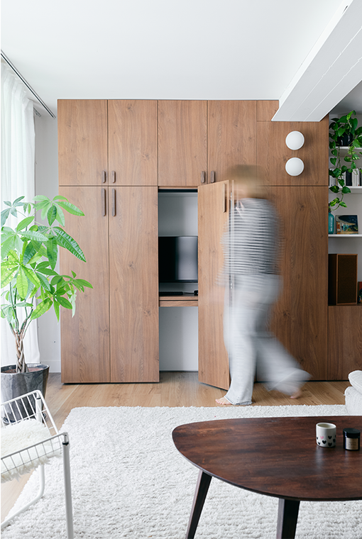 Détail de la cuisine, zoom sur les poignées et les façades de meuble bleu