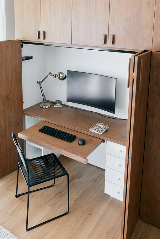 Détail de la cuisine, zoom sur les poignées et les façades de meuble bleu