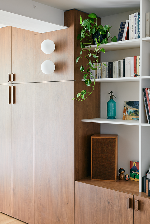 Détail de la cuisine, zoom sur les poignées et les façades de meuble bleu