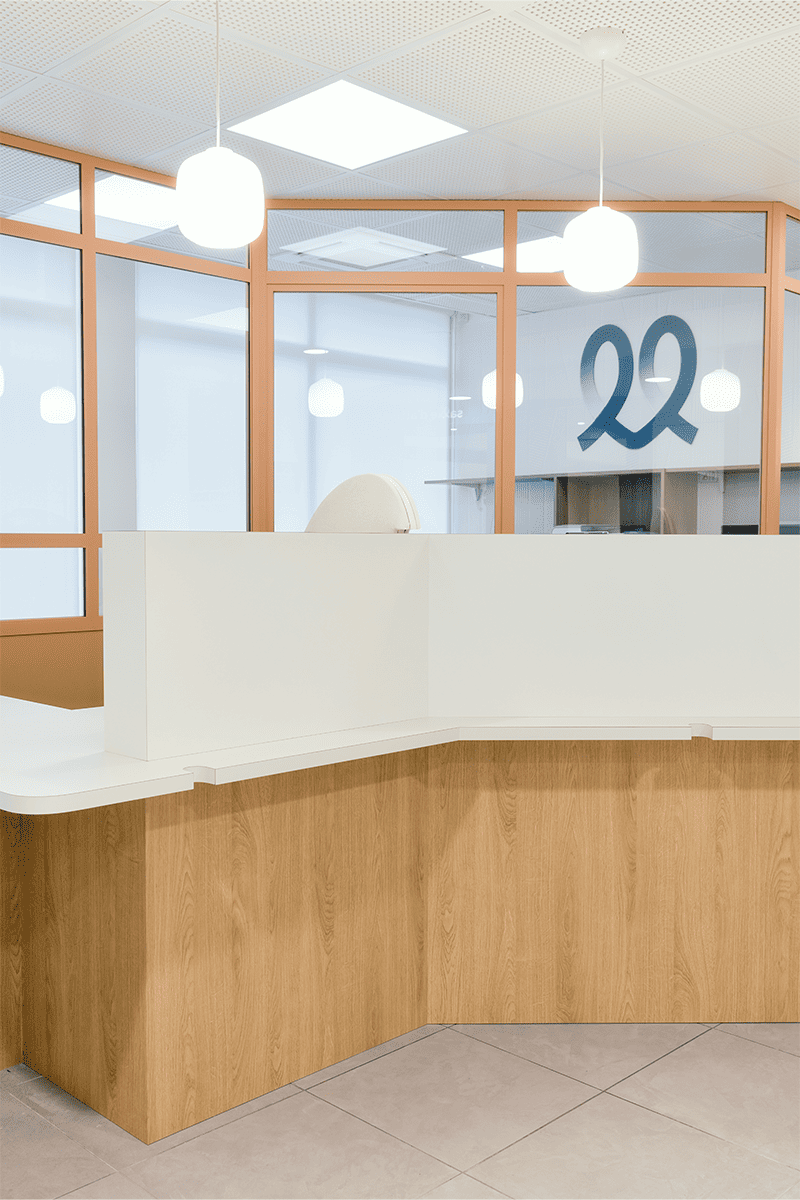 Banque d'accueil du secrétariat et verrière métallique