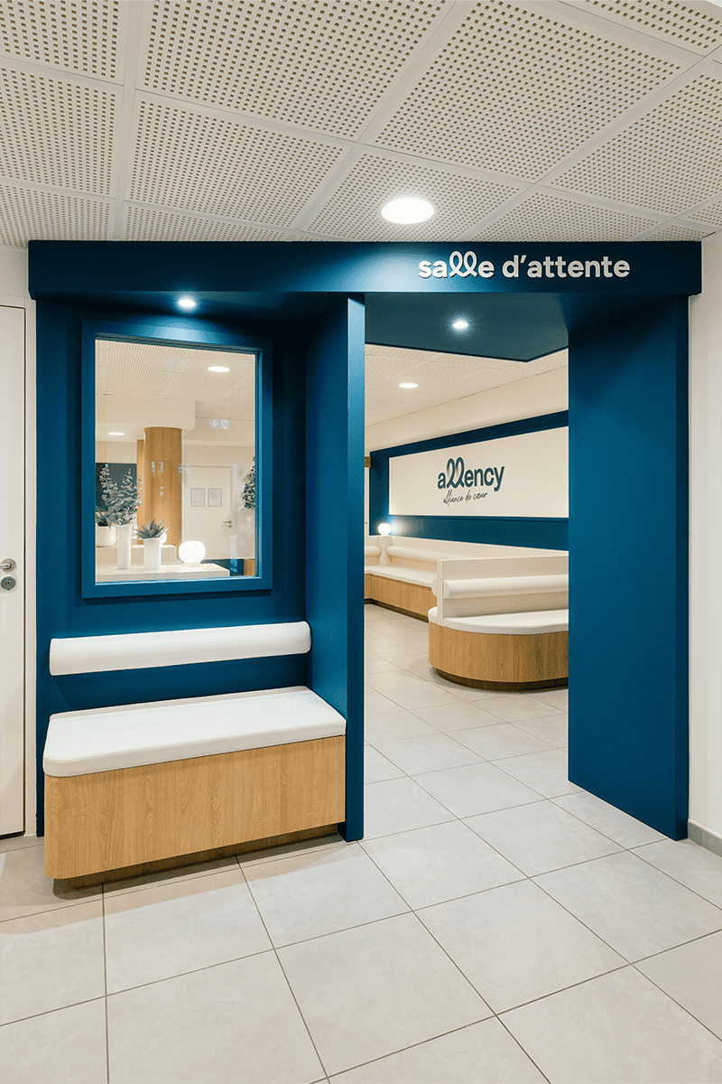 Arche d'accès à la salle d'attente avec mobilier et banquette d'attente