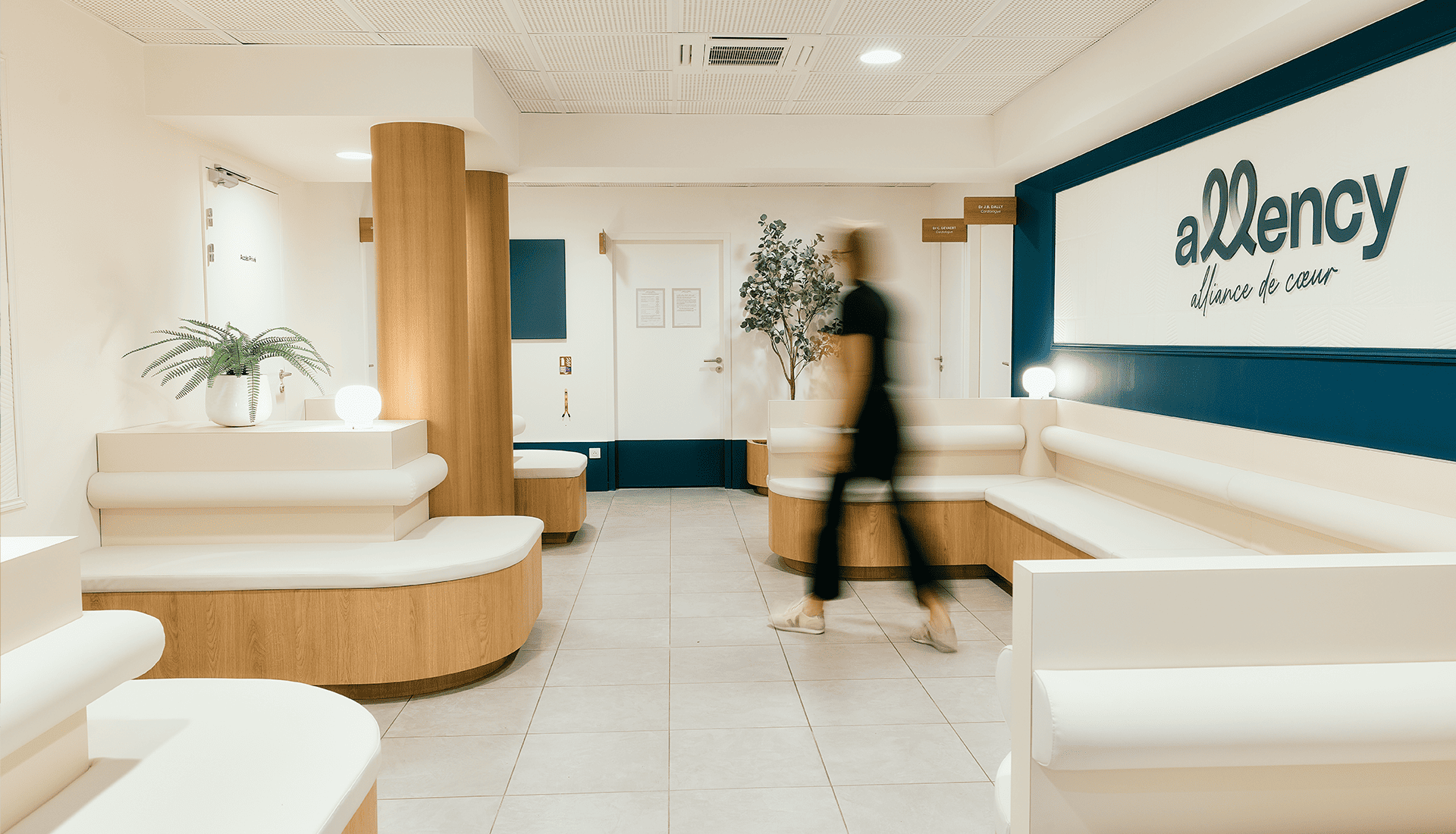 Salle d'attente avec banquettes d'assise