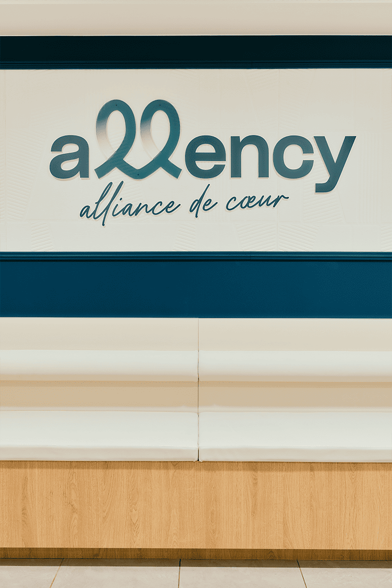 Détails banquette assise et enseigne du cabinet médical