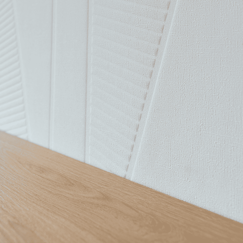 Détails revetement mural acoustique et mobilier bois