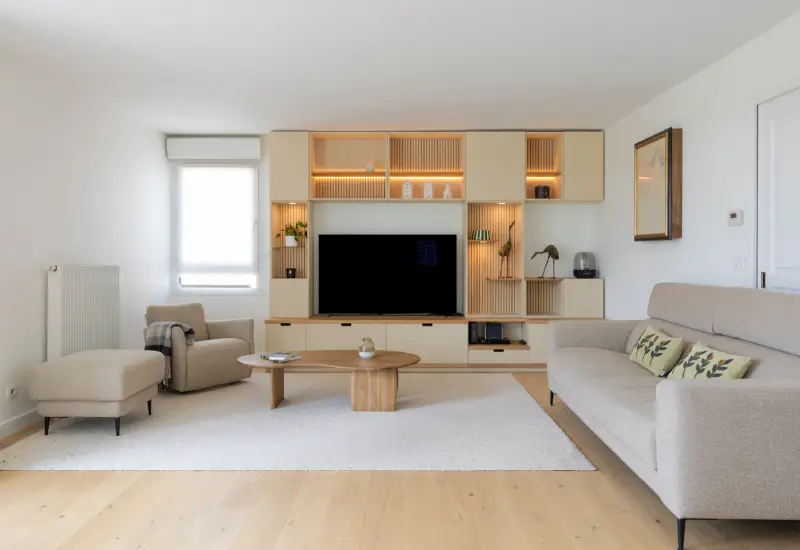Salon lumineux aux couleurs douces et naturelles, meuble télé sur mesure lumineux